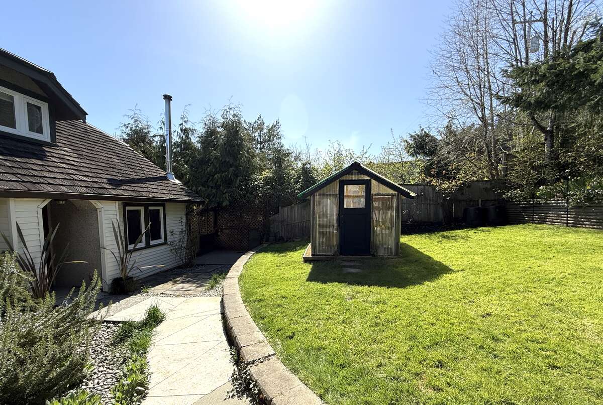 Sweet greenhouse in the upper/front yard.