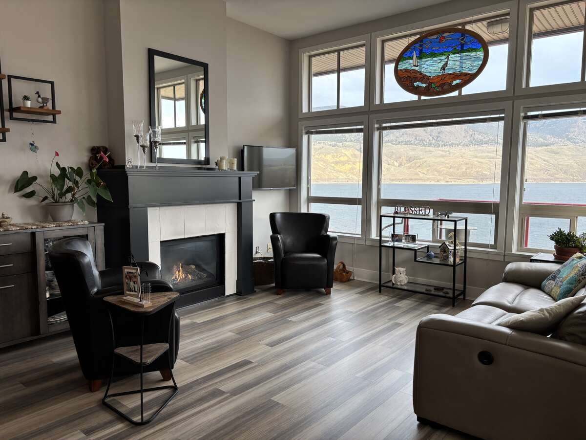 Natural Gas Fireplace Main Floor Living Room