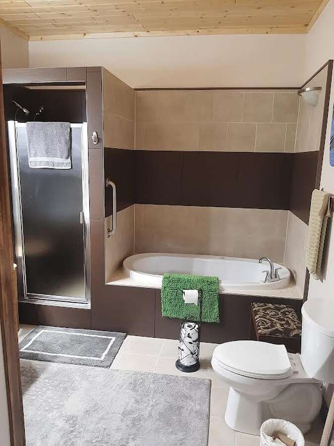 Main bathroom soaker tup & walk in shower