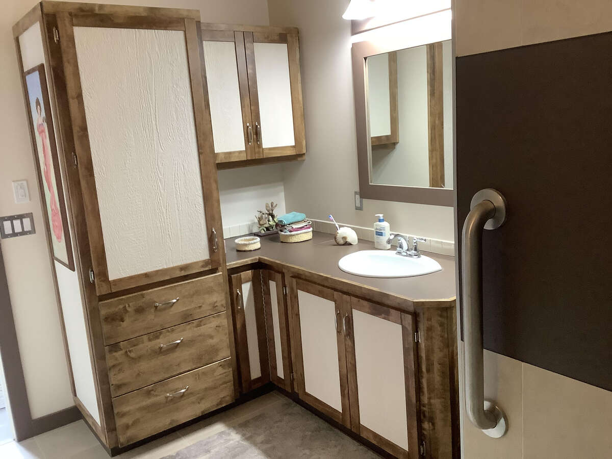 Main bathroom cabinet/storage