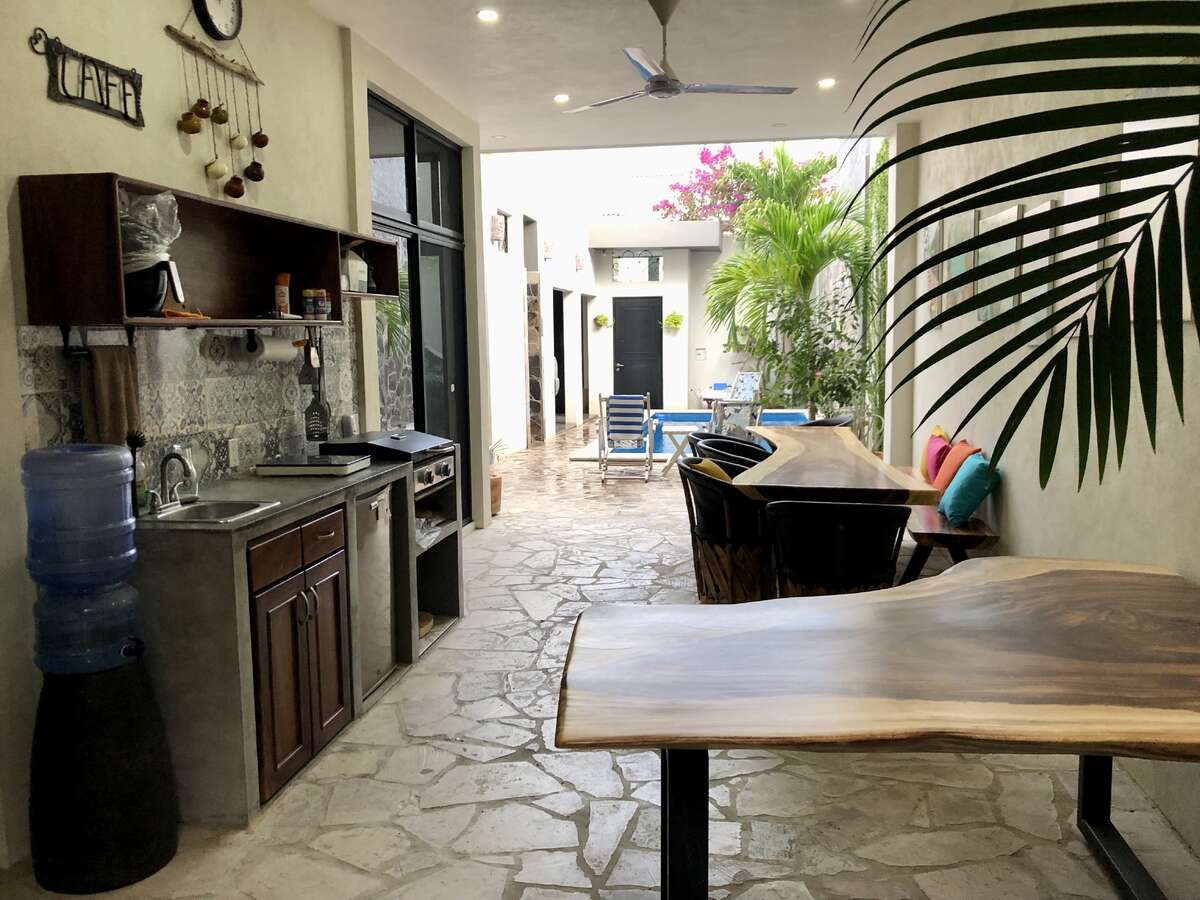 Outdoor kitchen and alfresco dining