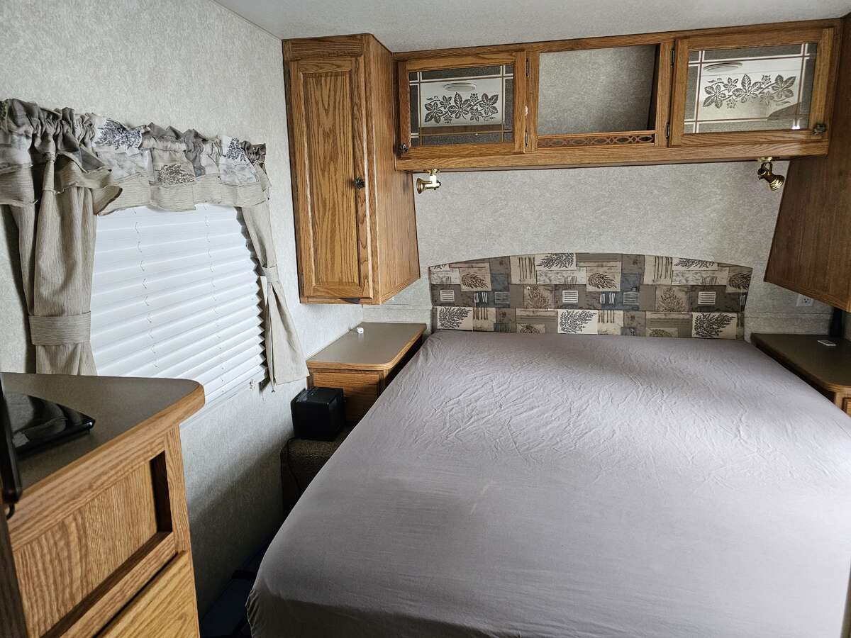 Queen Bed with new queen mattress (80"x60")