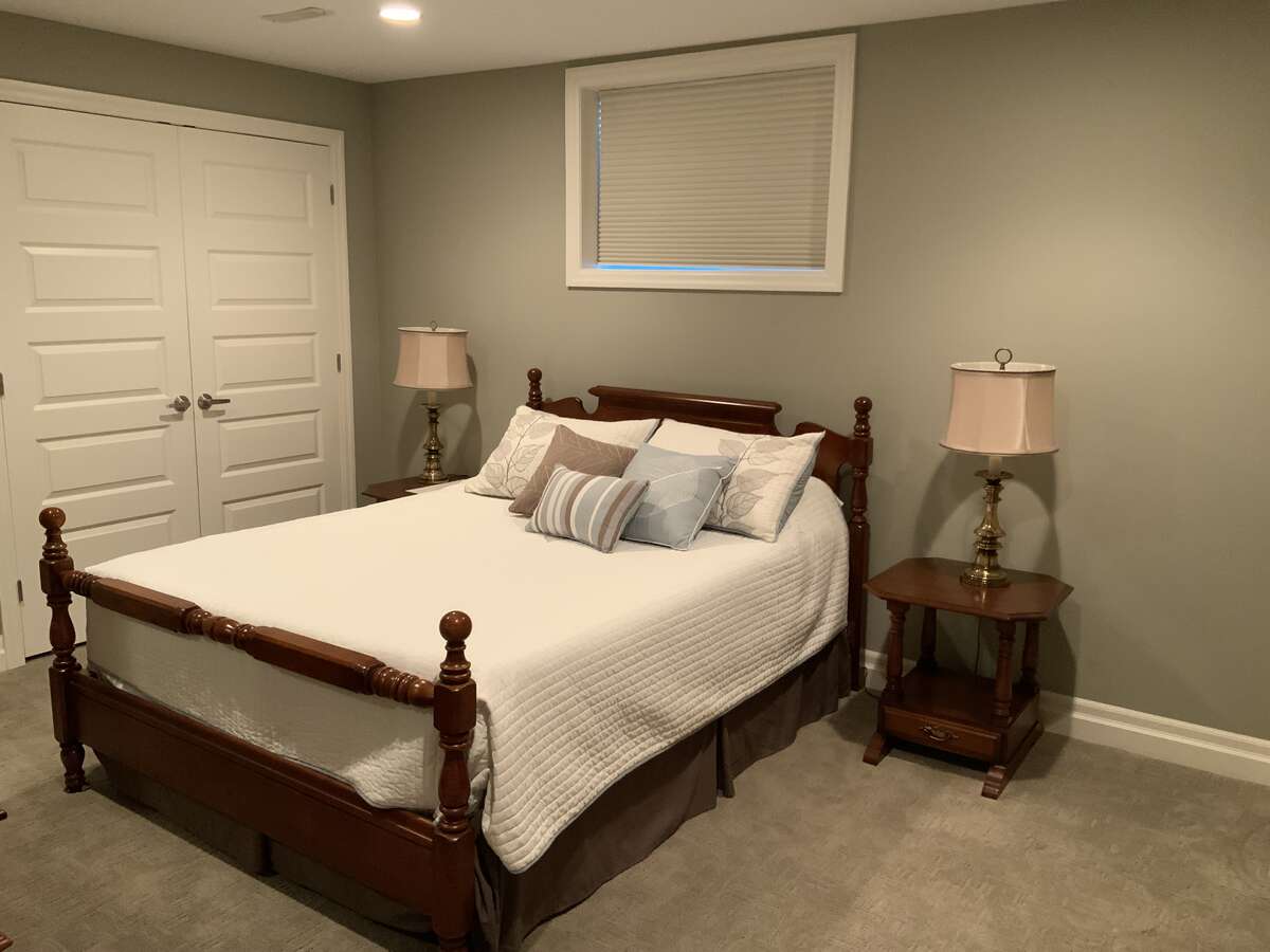 One of 2 guest bedrooms