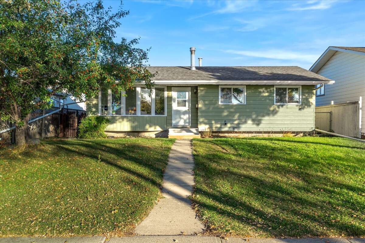  A well-kept bungalow on a quiet crescent! 