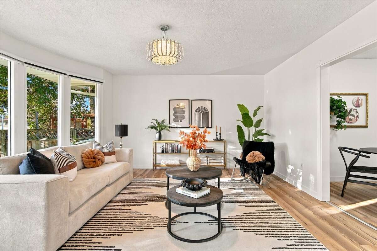  A well-kept bungalow on a quiet crescent! 