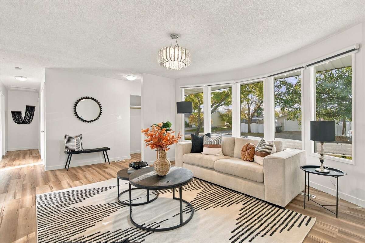  A well-kept bungalow on a quiet crescent! 