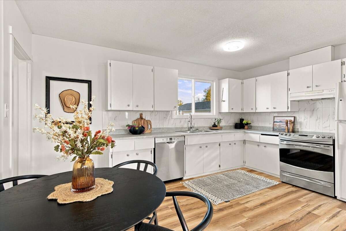  A well-kept bungalow on a quiet crescent! 