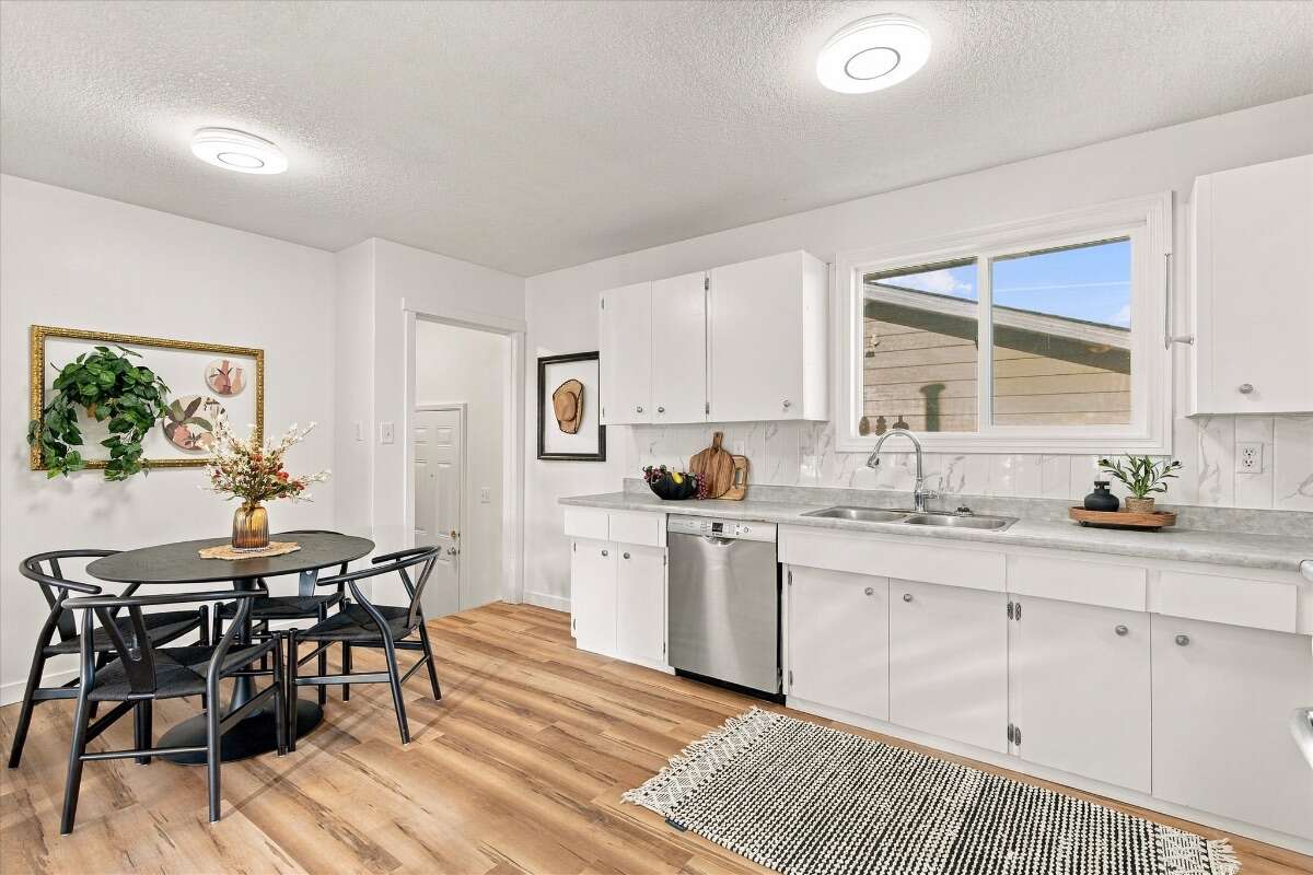  A well-kept bungalow on a quiet crescent! 