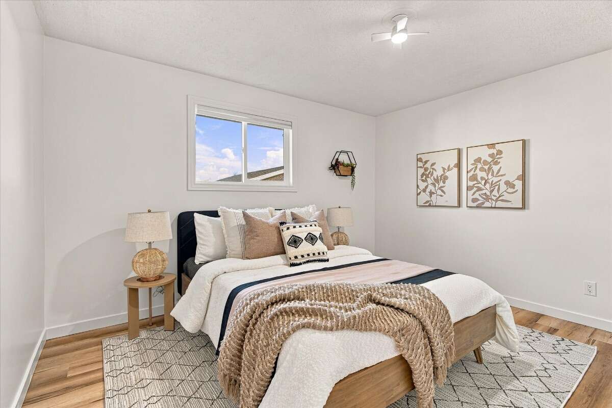  A well-kept bungalow on a quiet crescent! 
