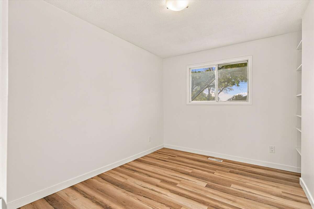  A well-kept bungalow on a quiet crescent! 