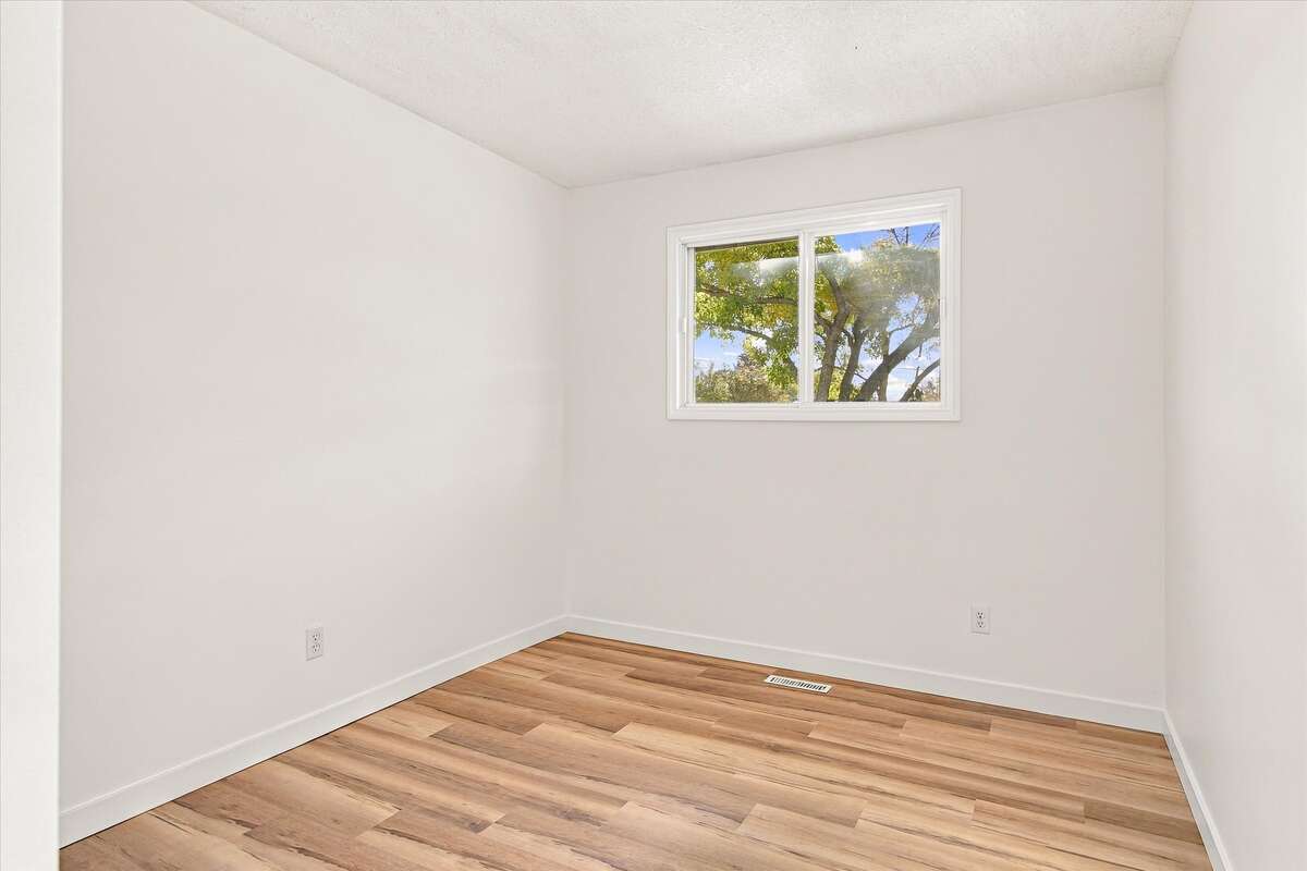  A well-kept bungalow on a quiet crescent! 