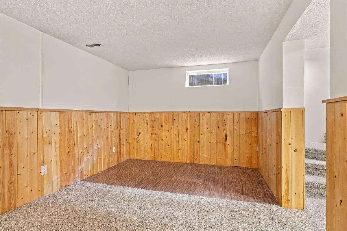  A well-kept bungalow on a quiet crescent! 