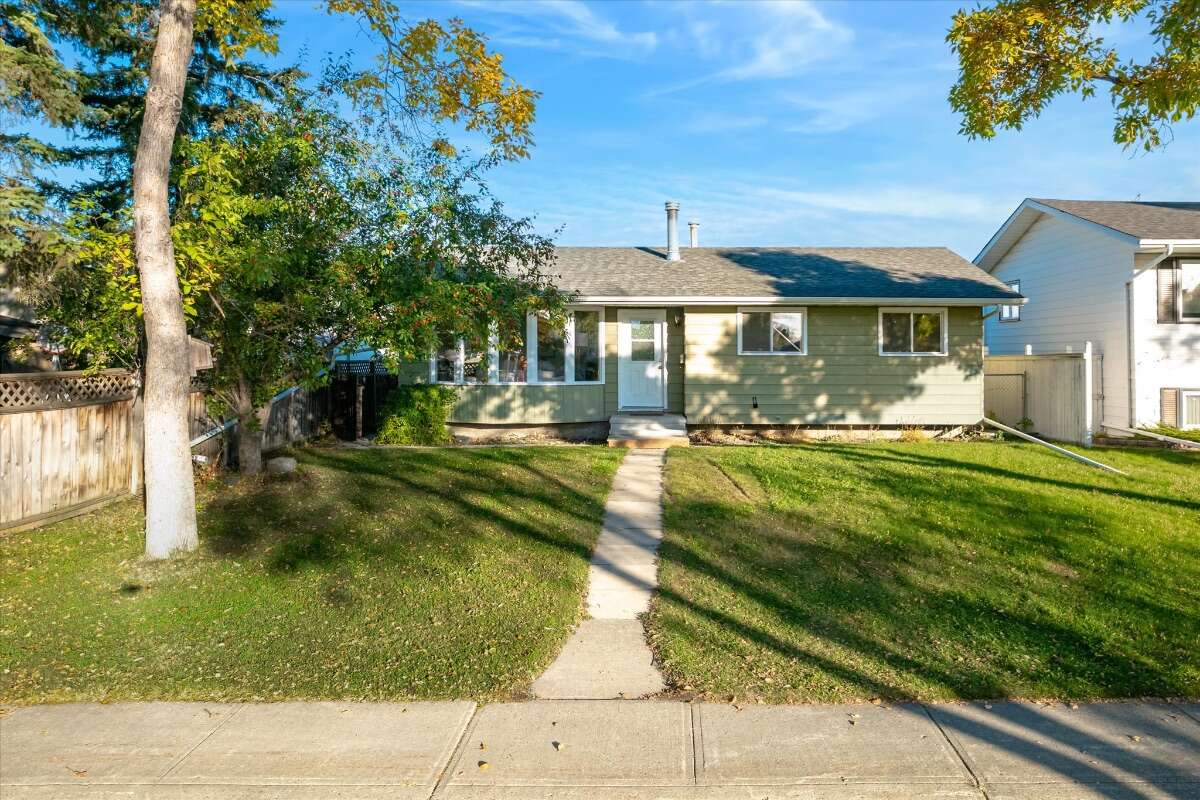  A well-kept bungalow on a quiet crescent! 