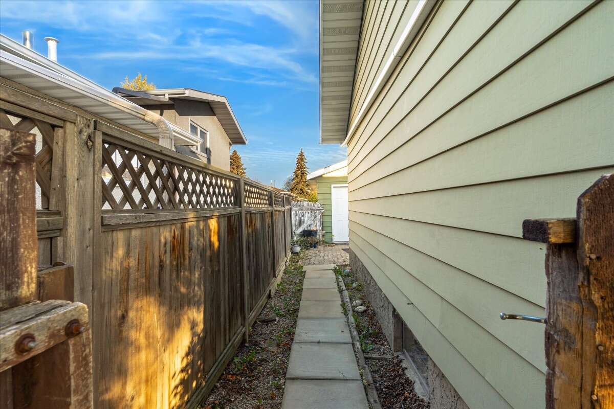  A well-kept bungalow on a quiet crescent! 
