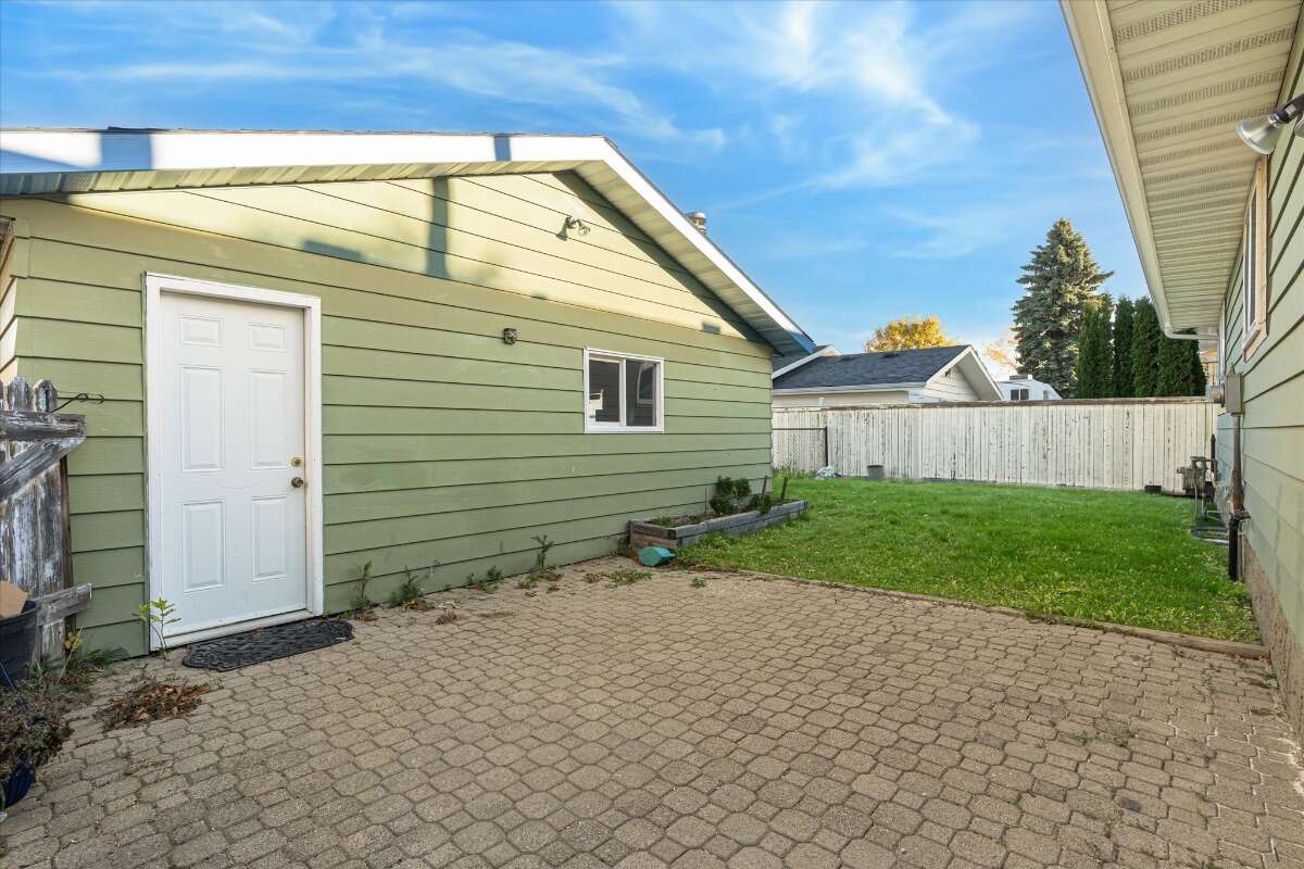  A well-kept bungalow on a quiet crescent! 