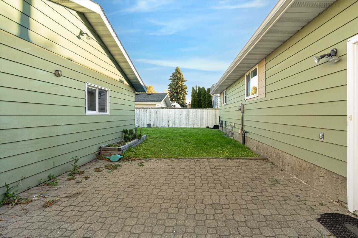  A well-kept bungalow on a quiet crescent! 