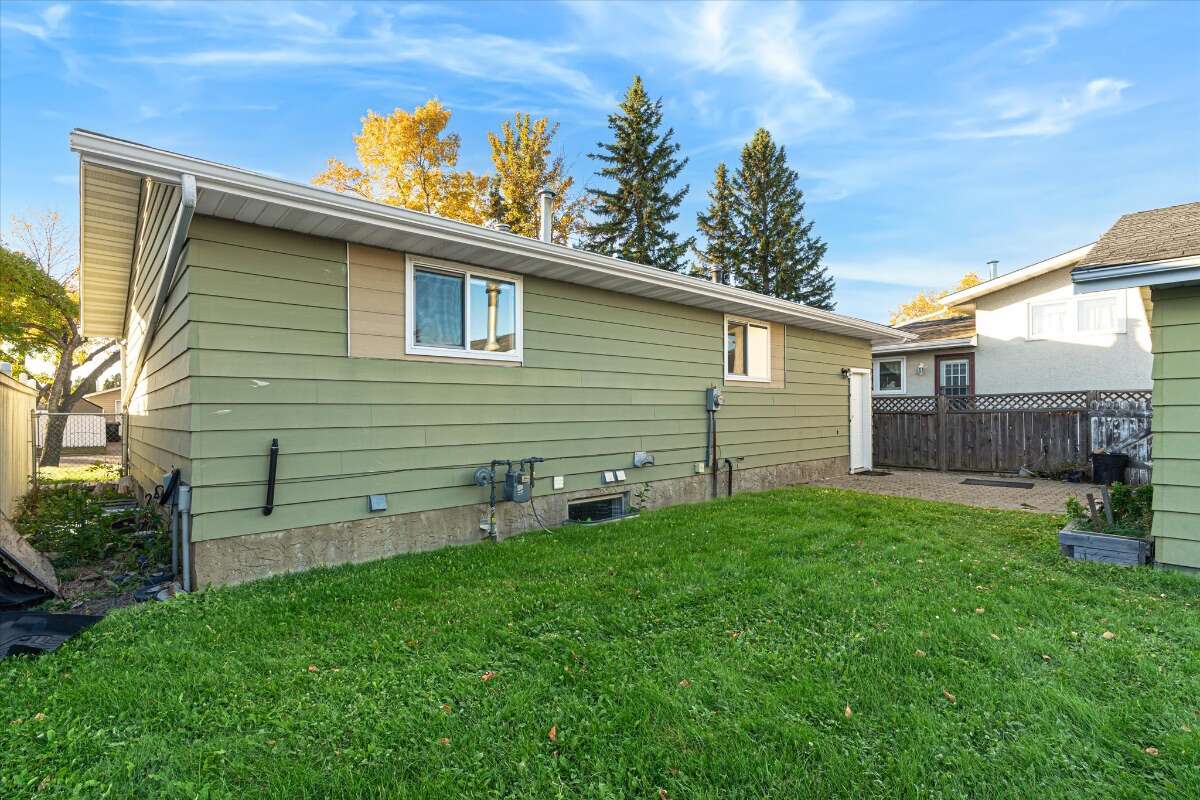  A well-kept bungalow on a quiet crescent! 
