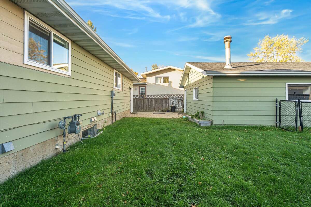  A well-kept bungalow on a quiet crescent! 