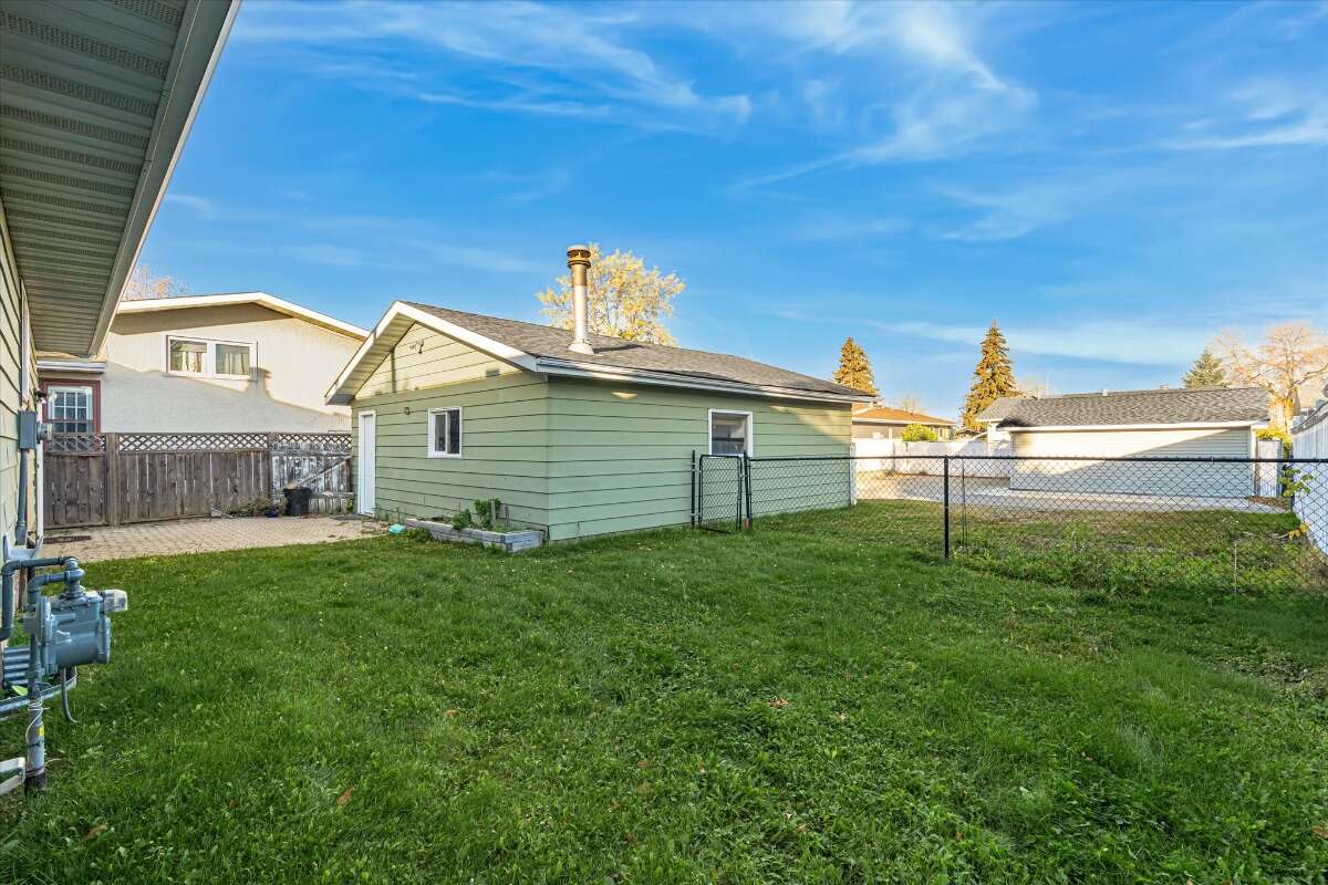  A well-kept bungalow on a quiet crescent! 