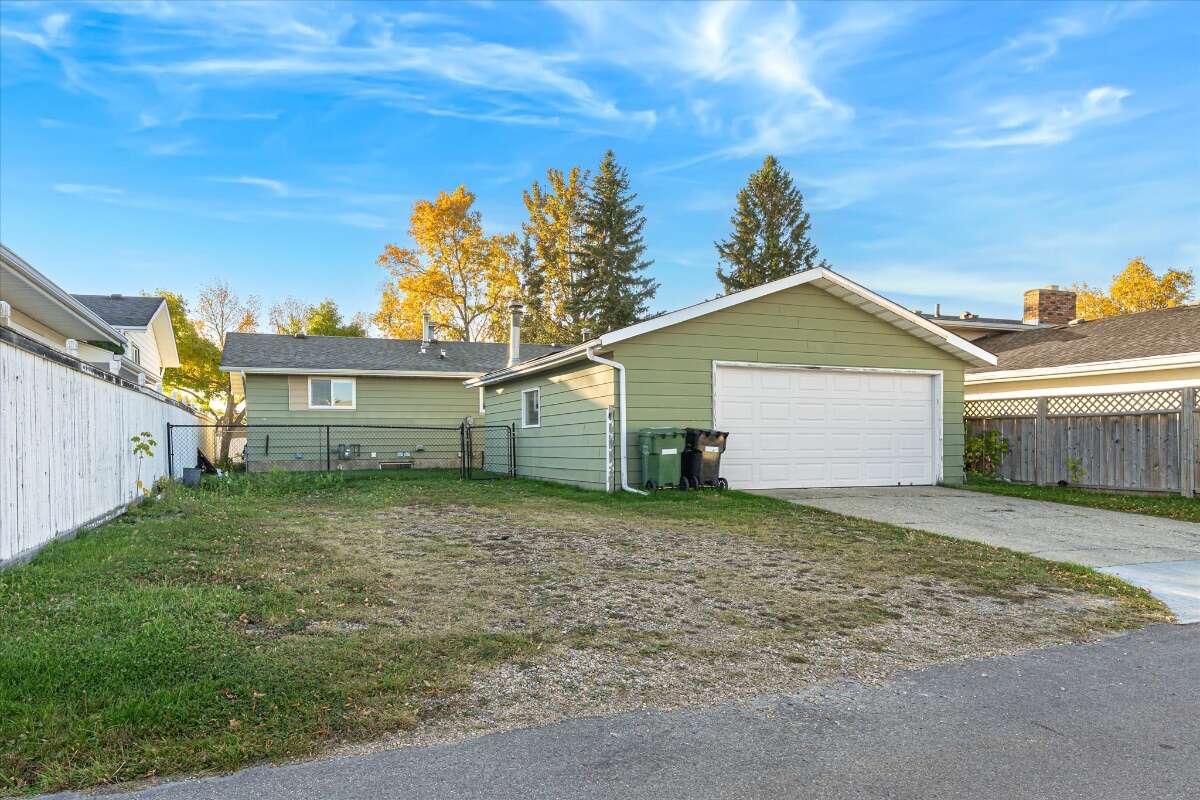  A well-kept bungalow on a quiet crescent! 