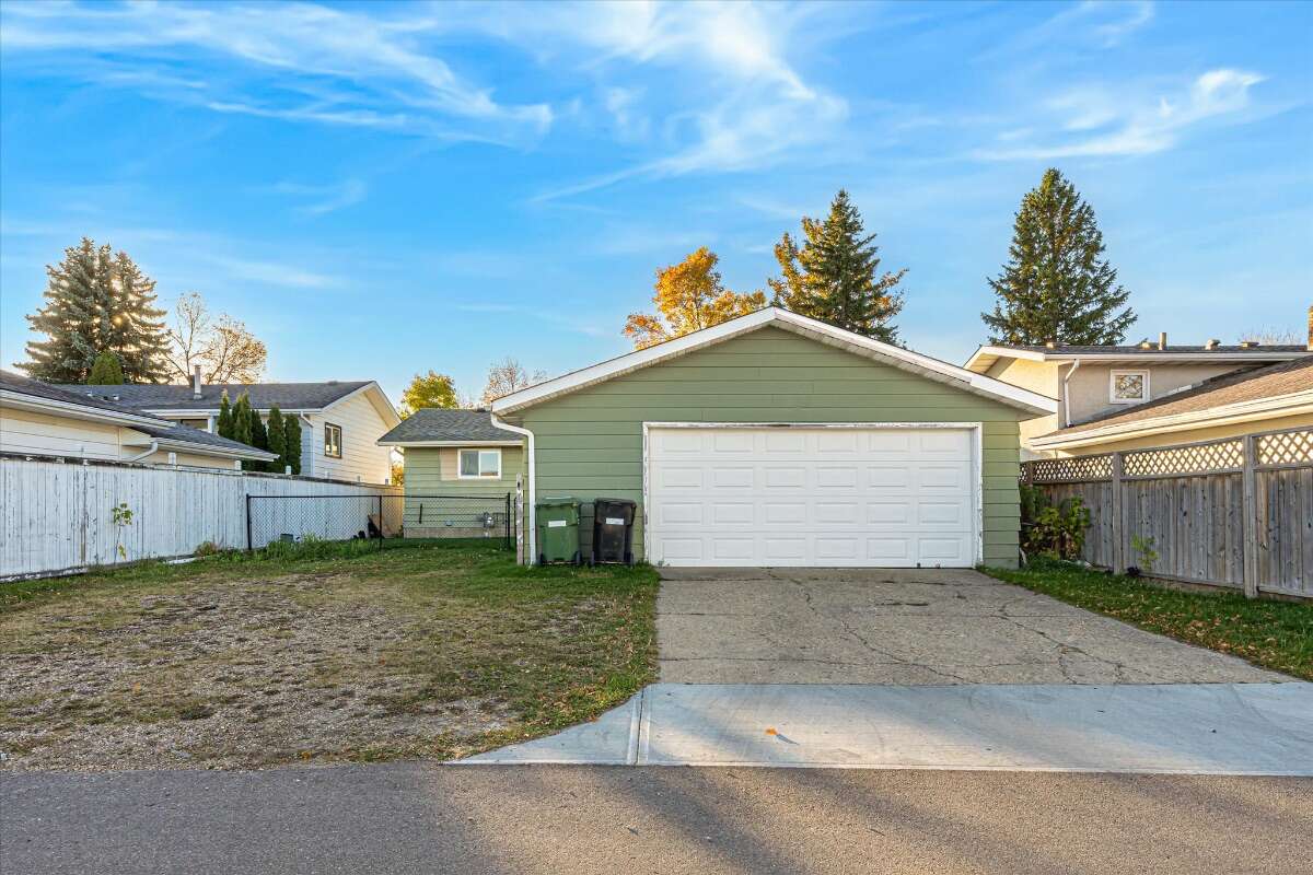  A well-kept bungalow on a quiet crescent! 