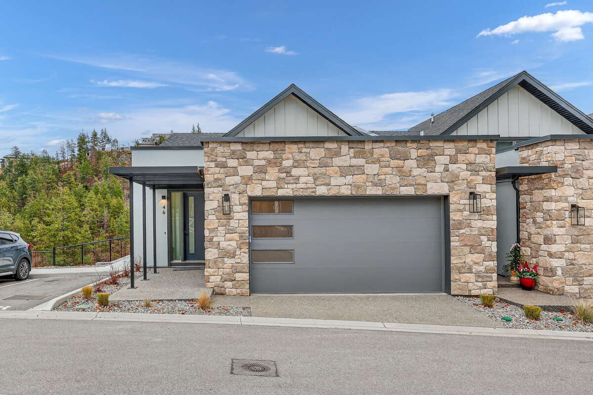 Townhouse For Sale in Kelowna, British Columbia - 3 bdrm, 3 bath (46, 1550 Union Road)