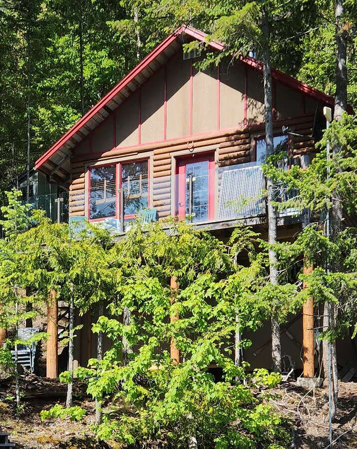 Lake front, freehold, boat access cabin