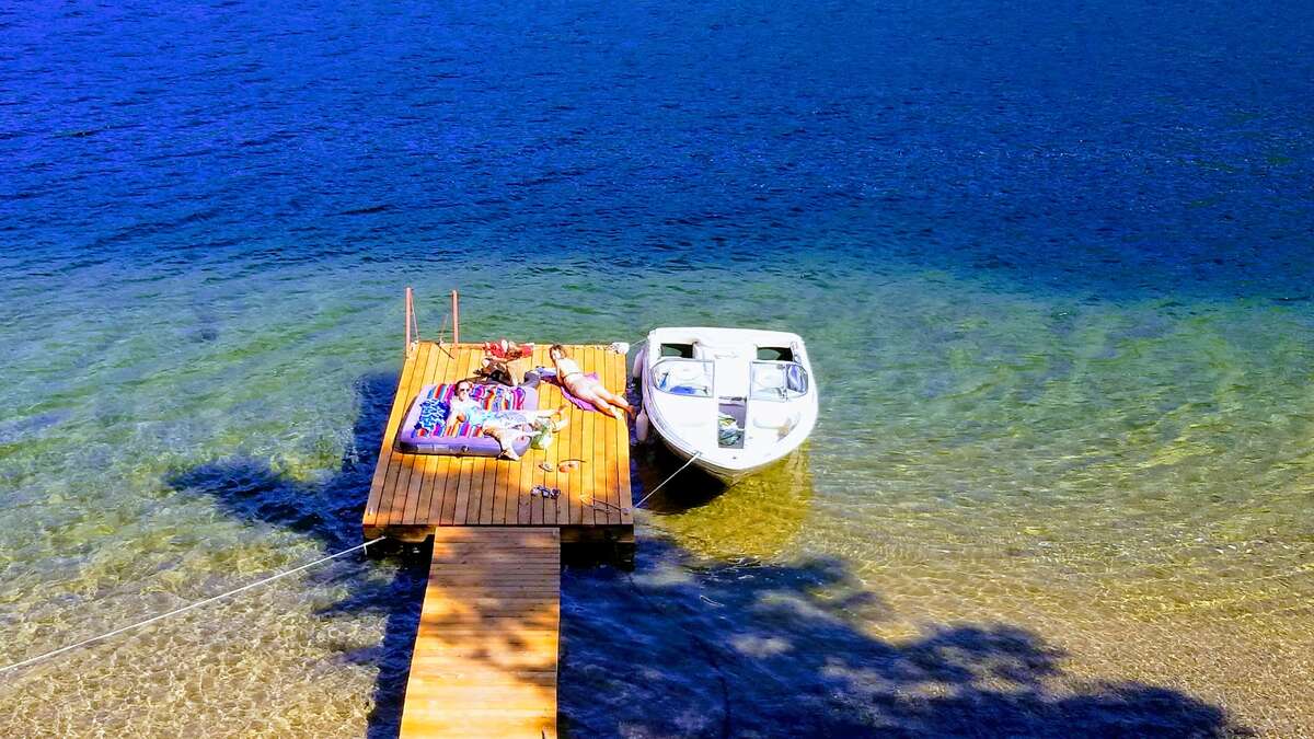 Lake front, freehold, boat access cabin