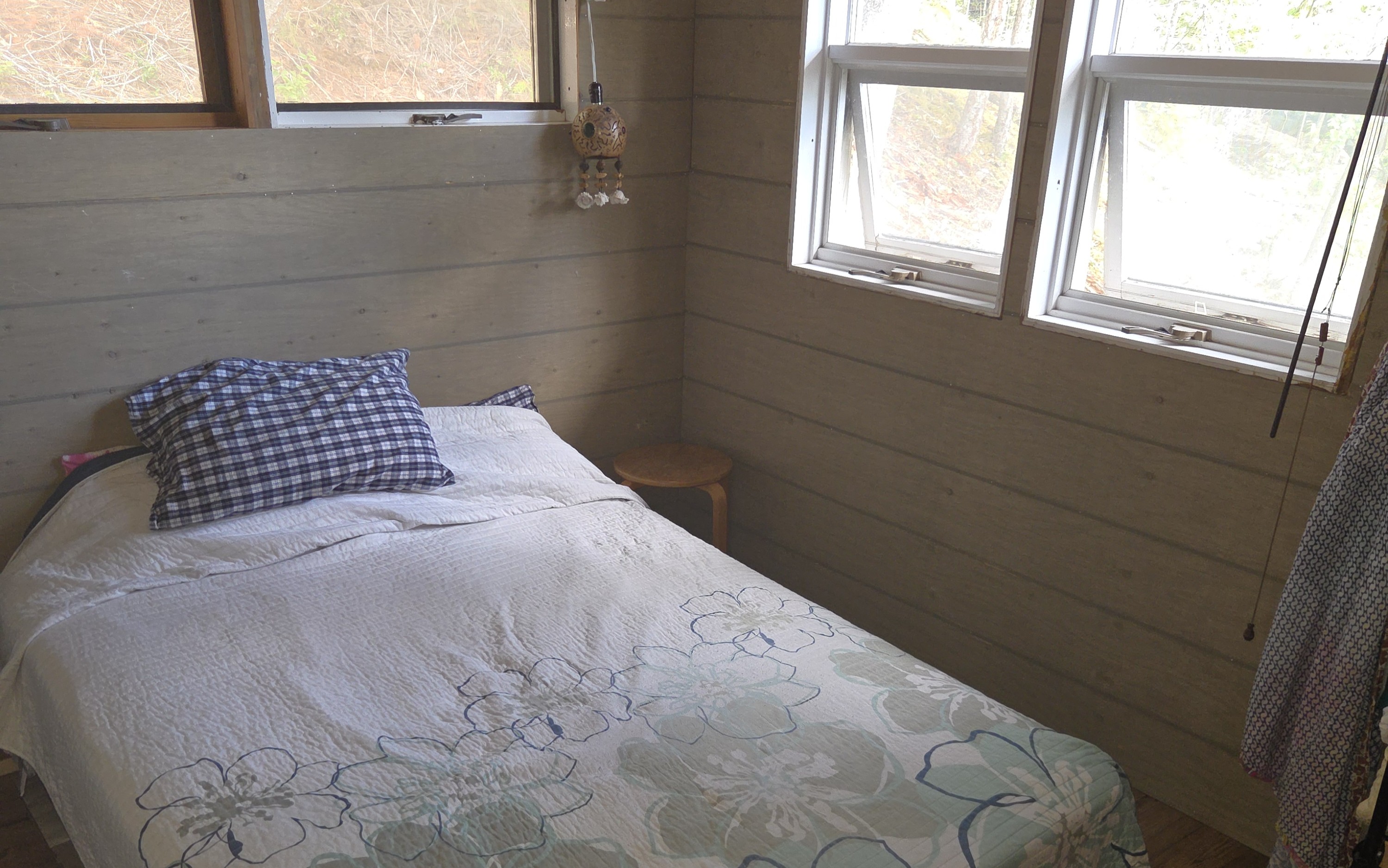 Lake front, freehold, boat access cabin