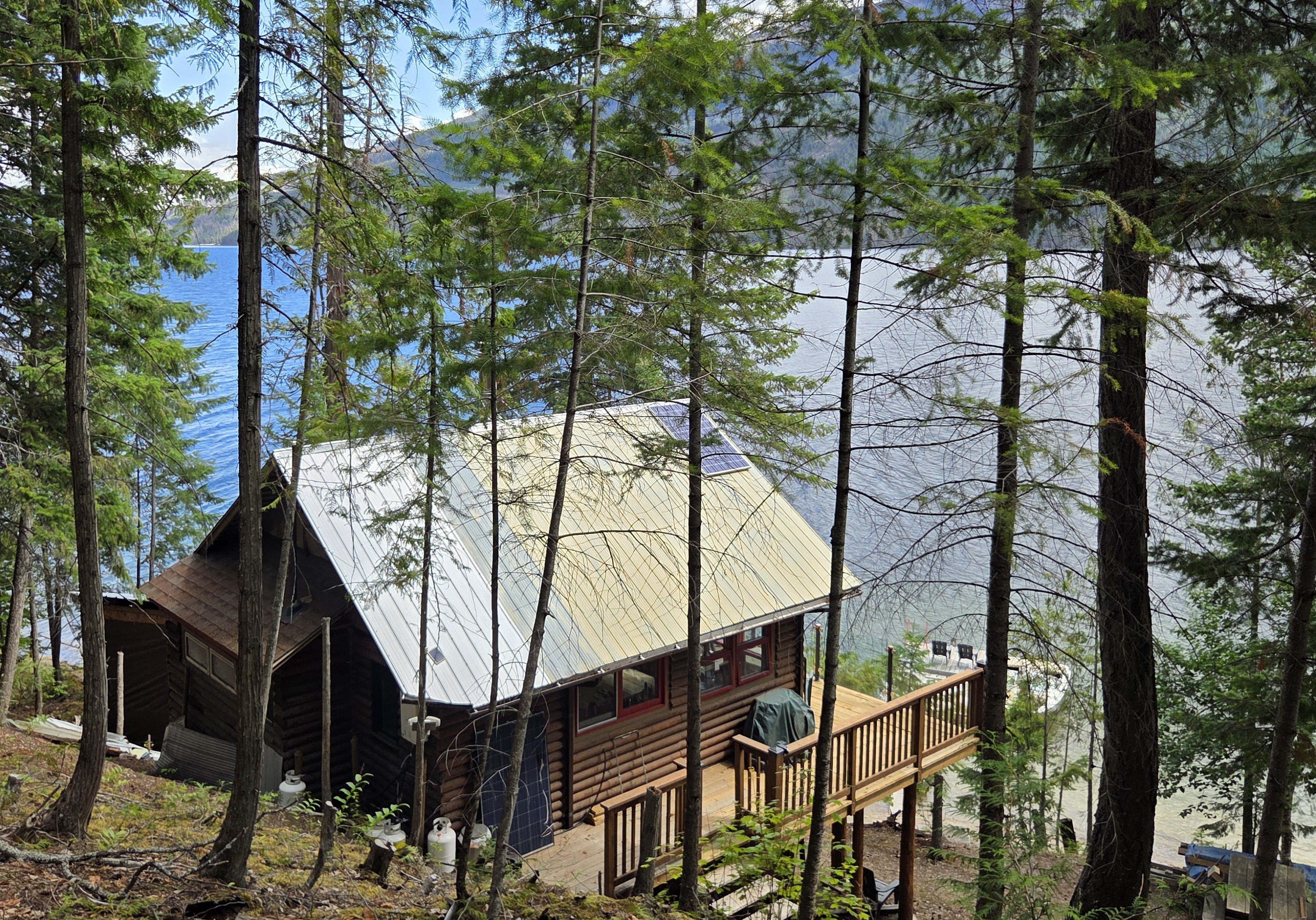 Lake front, freehold, boat access cabin