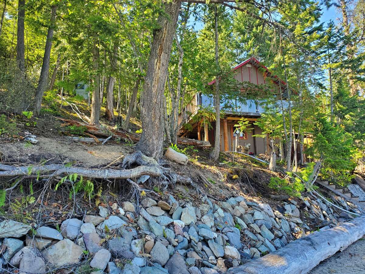 Lake front, freehold, boat access cabin