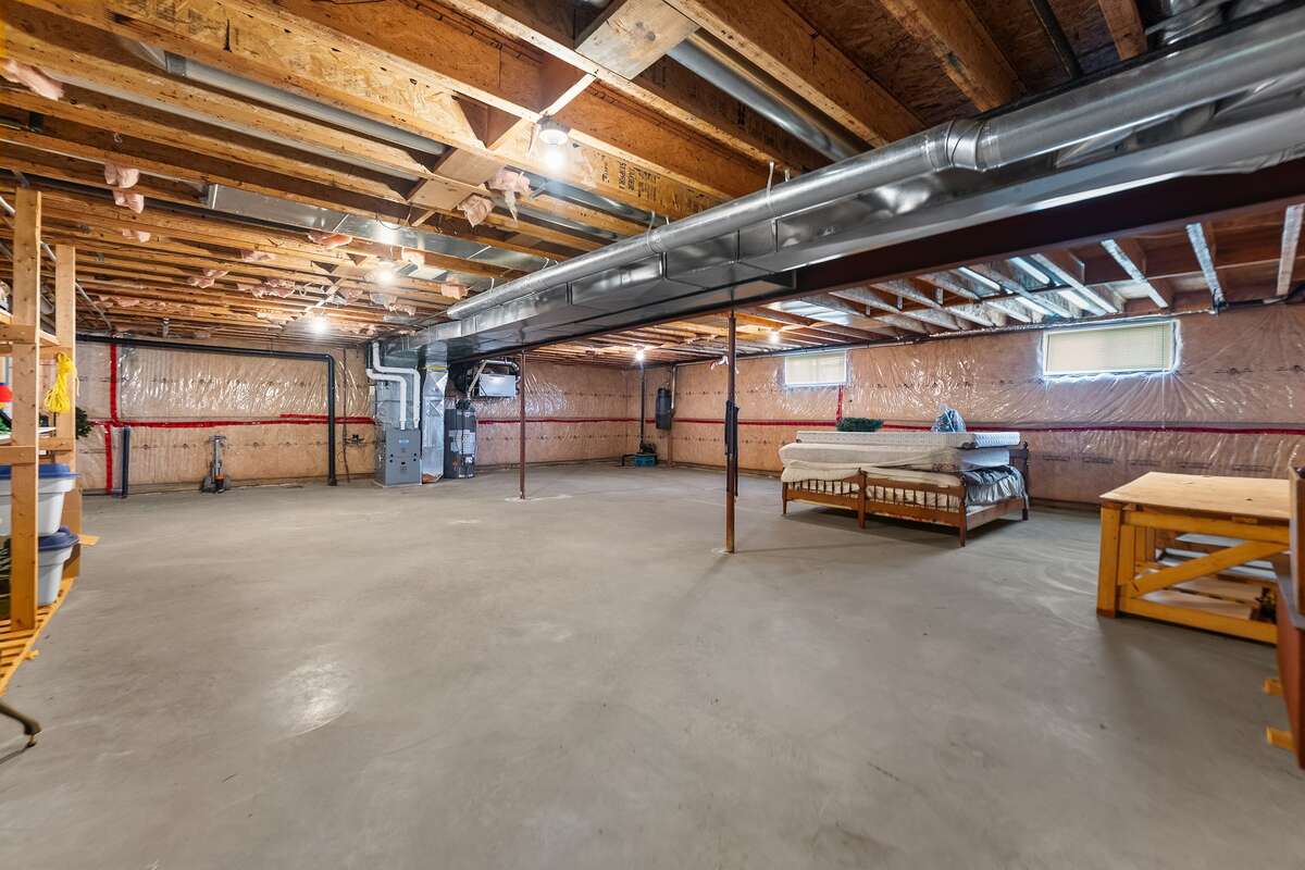 Additional 1950 sqft in basement