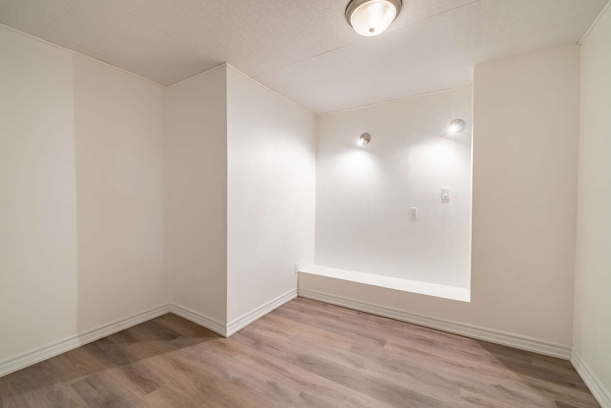 Additional room in the basement(Can convert into office or bedroom later)