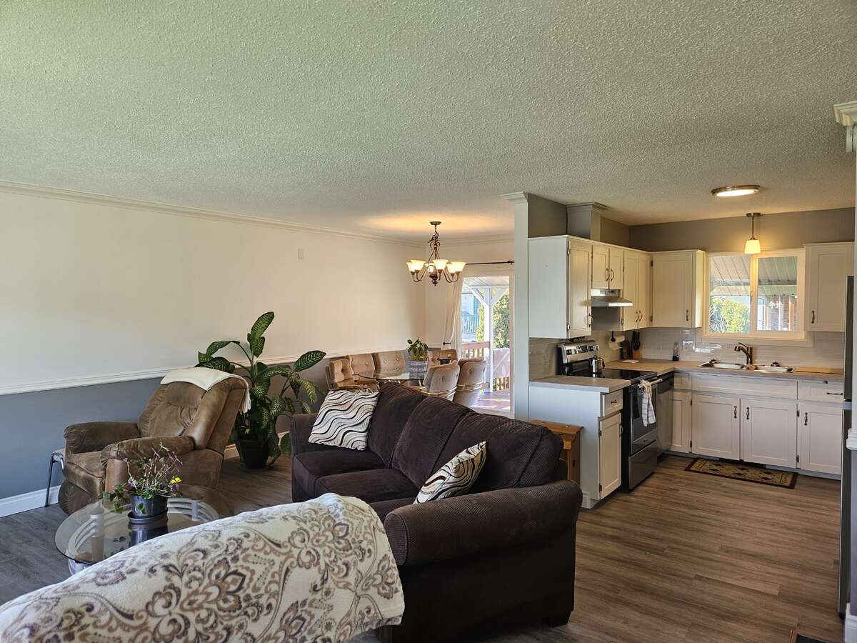 living room/kitchen/dining room