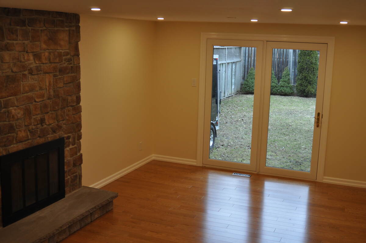 Family room looking to ultra private back yard, 11.5'x20.5'