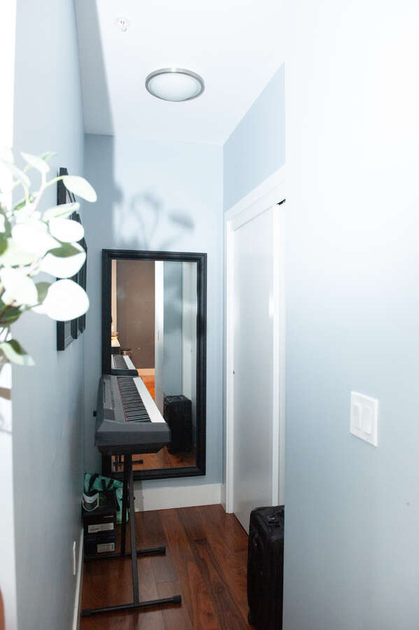 Bright 2 Bdm Condo with Stunning Downtown Views!