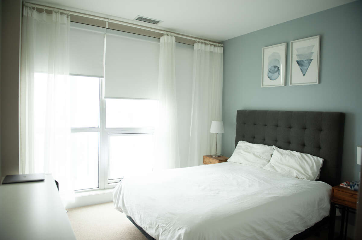 Bright 2 Bdm Condo with Stunning Downtown Views!