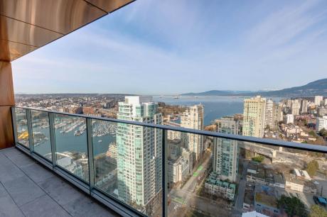 Condo For Sale in Vancouver, BC - 3 bdrm, 3 bath (3703, 1480 Howe Street)
