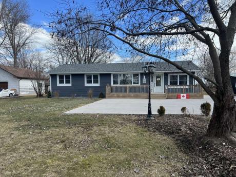 House / Acreage / Land with Building(s) For Sale in Wheatley, ON - 3 bdrm, 1 bath (21138 Erie St S Wheatley)