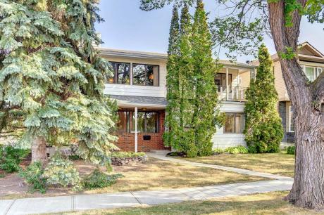 House / Detached House For Sale in Edmonton, AB - 3 bdrm, 3 bath (10233-75 Street)