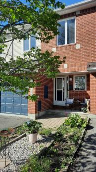 Townhouse For Sale in Kanata, ON - 4 bdrm, 3 bath (111 Meadowbreeze Drive)