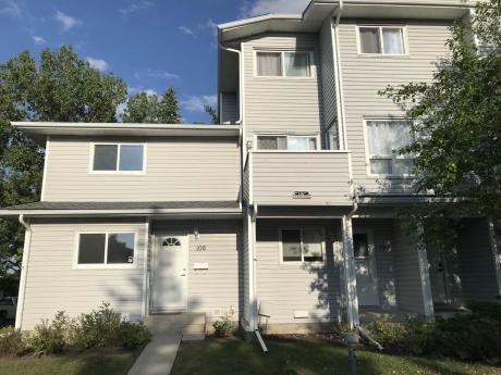 Townhouse For Sale in Calgary, AB - 2 bdrm, 2 bath (106, 200 Shawnessy Dr. SW)