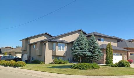 House / Detached House For Sale in Saskatoon, SK - 4+1 bdrm, 3 bath (255 Beechdale Court)