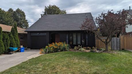 House / Detached House For Sale in Burlington, ON - 3 bdrm, 2.5 bath (680 Powell Crt)