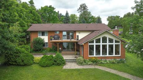 Waterfront Property / Detached House / House For Sale in Severn, ON - 4 bdrm, 3.5 bath (1831 Woods Bay Road)
