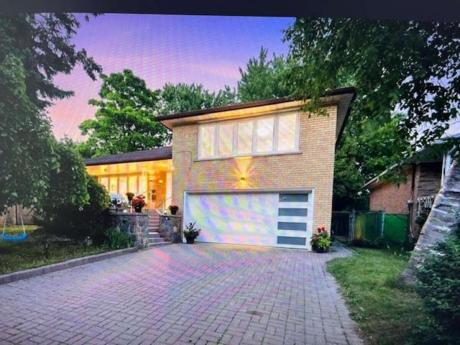 House / Detached House For Sale in Toronto, ON - 3+2 bdrm, 4 bath (5 Stonedene Blvd)