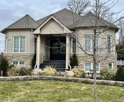 House / Home with Registered Suite For Sale in Markham, ON - 5 bdrm, 6 bath (32 Warden Woods Court)