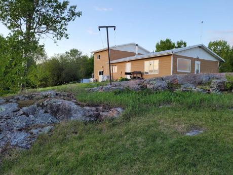 Acreage / Cottage / House / Land with Building(s) For Sale in Lac Du Bonnet, MB - 4 bdrm, 3 bath (96065 Hwy 11 Great Falls)