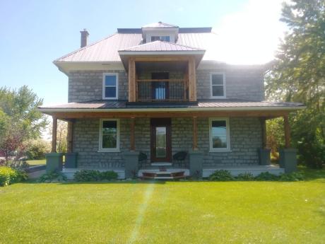 House / Acreage / Land with Building(s) / Recreational Property For Sale in Ottawa, ON - 4 bdrm, 2 bath (3670 Kinburn Side Rd)