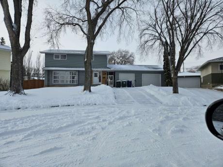 House For Sale in Saskatoon, SK - 4+1 bdrm, 2.5 bath (907 Trotter cres)